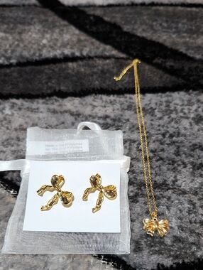 GOLD-TONE RIBBON BOW STUD EARRINGS & NECKLACE SET